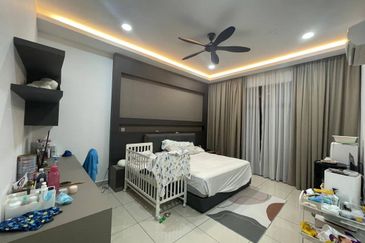 Freehold double storey landed house in horizon hill with fully renovated and guarded