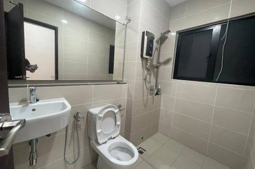 Freehold double storey landed house in horizon hill with fully renovated and guarded