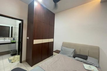 Freehold double storey landed house in horizon hill with fully renovated and guarded