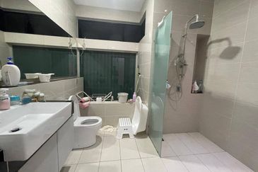 Freehold double storey landed house in horizon hill with fully renovated and guarded