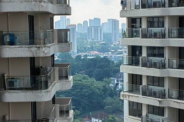 Baypoint @ Country Garden Danga Bay