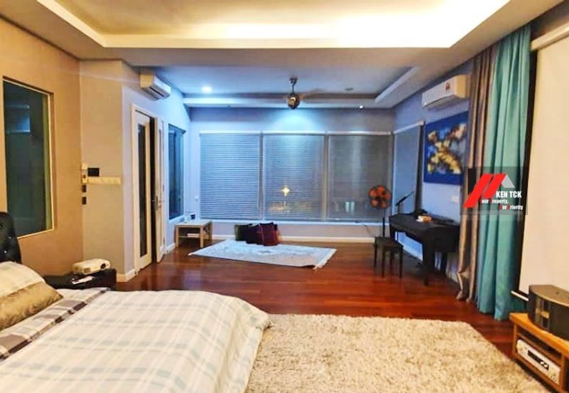 Rafflesia @ The Hill