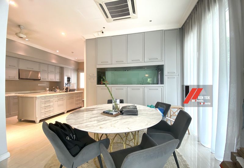 Rafflesia @ The Hill