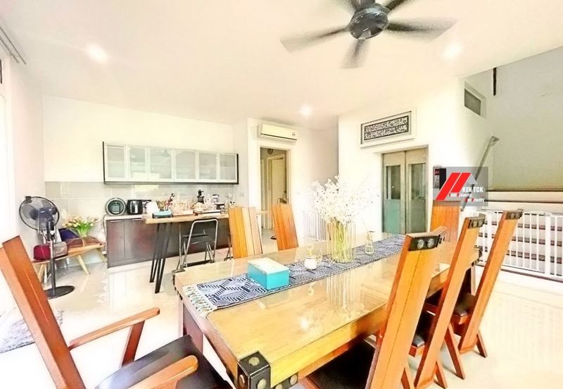 Rafflesia @ The Hill