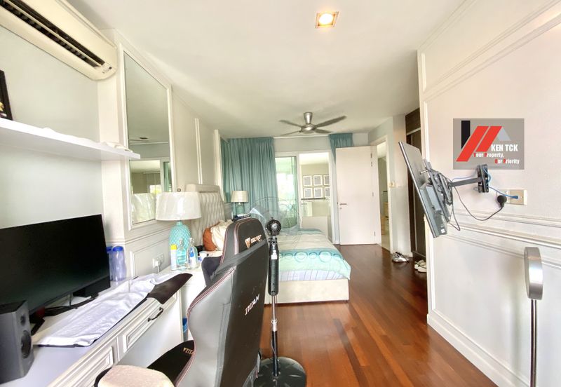 Rafflesia @ The Hill