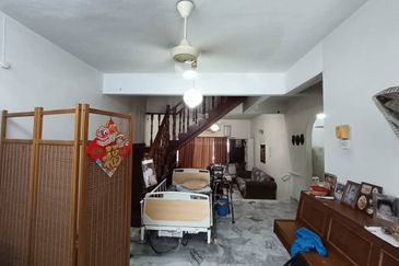 Taman Melawati 22x80 double storey freehold 3Rooms 3bathrooms