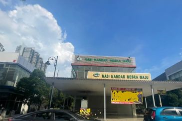 Bungalow 2 Storey Shop Cottage Walk for SALE