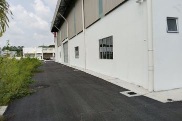 1.5 Storey Semi D Factory Nilai 3 Negeri Sembilan For Rent 