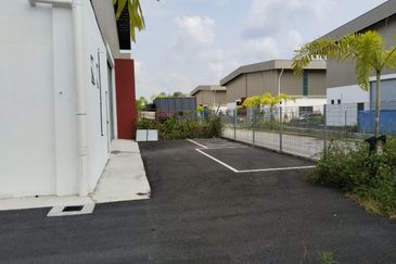 1.5 Storey Semi D Factory Nilai 3 Negeri Sembilan For Rent 