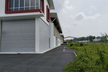 1.5 Storey Semi D Factory Nilai 3 Negeri Sembilan For Rent 
