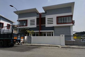 1.5 Storey Semi D Factory Nilai 3 Negeri Sembilan For Rent 
