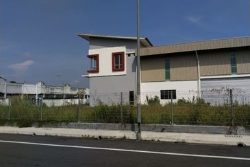 1.5 Storey Semi D Factory Nilai 3 Negeri Sembilan For Rent 
