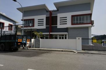 1.5 Storey Semi D Factory Nilai 3 Negeri Sembilan For Rent 