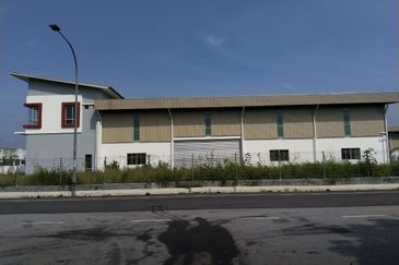 1.5 Storey Semi D Factory Nilai 3 Negeri Sembilan For Rent 