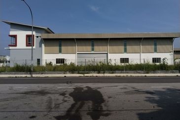 1.5 Storey Semi D Factory Nilai 3 Negeri Sembilan For Rent 