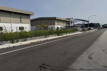 1.5 Storey Semi D Factory Nilai 3 Negeri Sembilan For Rent 