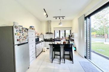 Monet Lily @ Sunsuria City