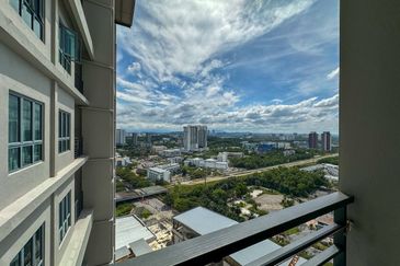 D'Pulze Shopping Mall Service Residence For Sale 