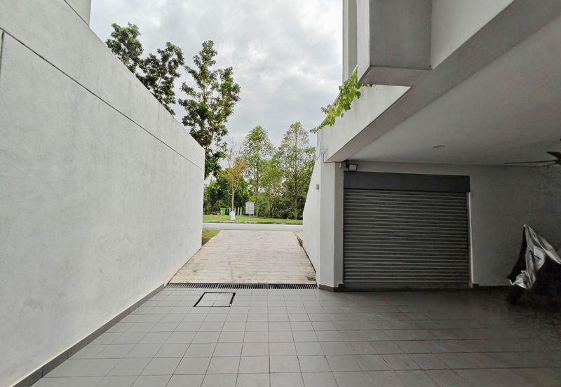 2.5 Storey Lake View Zero Lot Bungalow, Danau Mutiara Precinct 16 For Sale