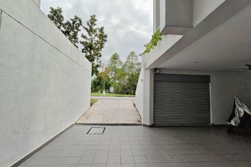 2.5 Storey Lake View Zero Lot Bungalow, Danau Mutiara Precinct 16 For Sale