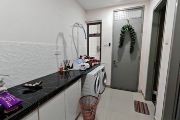 2.5 Storey Lake View Zero Lot Bungalow, Danau Mutiara Precinct 16 For Sale