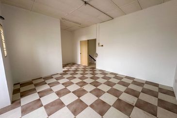 Jalan Warisan Mulia, Kota Warisan