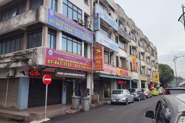 Ulu Tiram Jalan Raya same row with bank hot area 4 Storey Shop lot for Sale