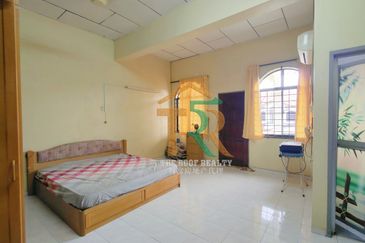 Double Storey Terrace Hot Area- Jalan Junid Muar 