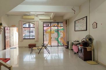 Double Storey Terrace Hot Area- Jalan Junid Muar 