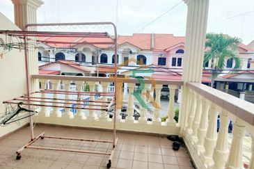 Double Storey Terrace Hot Area- Jalan Junid Muar 
