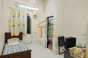 Double Storey Terrace Hot Area- Jalan Junid Muar 
