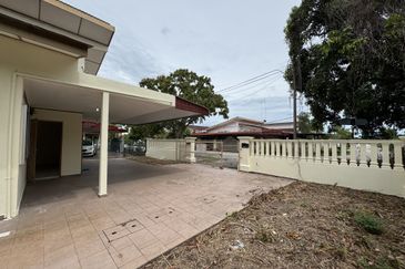 Prime Location Single Storey Semi-D Muar Town Area For Sale