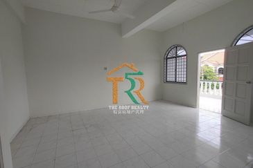 Prime Location Coner Lot Double Storey Terrace Muar For Sale