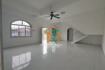 Prime Location Coner Lot Double Storey Terrace Muar For Sale