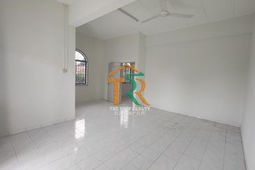 Prime Location Coner Lot Double Storey Terrace Muar For Sale