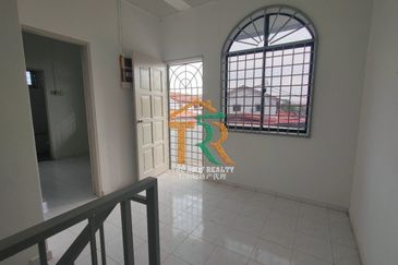 Prime Location Coner Lot Double Storey Terrace Muar For Sale