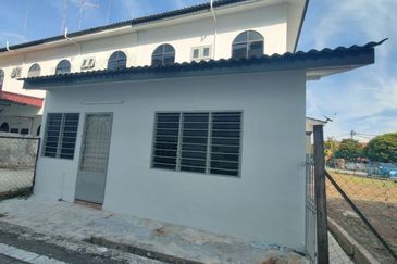 Prime Location Coner Lot Double Storey Terrace Muar For Sale