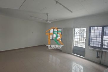 Prime Location Coner Lot Double Storey Terrace Muar For Sale