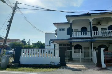 Prime Location Coner Lot Double Storey Terrace Muar For Sale