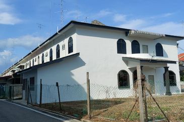 Prime Location Coner Lot Double Storey Terrace Muar For Sale