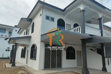 Prime Location Coner Lot Double Storey Terrace Muar For Sale