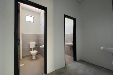 Detached Factory / Warehouse With ccc Parit Bakar Muar For Rent