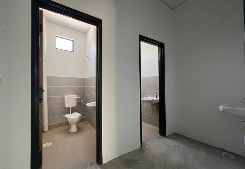 Detached Factory / Warehouse With ccc Parit Bakar Muar For Rent