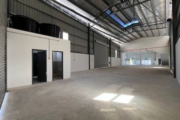 Detached Factory / Warehouse With ccc Parit Bakar Muar For Rent