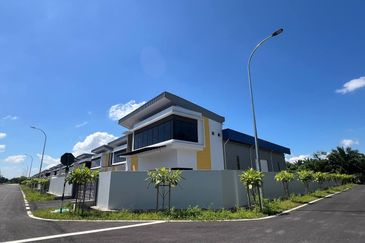 Detached Factory / Warehouse With ccc Parit Bakar Muar For Rent