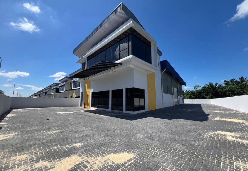 Detached Factory / Warehouse With ccc Parit Bakar Muar For Rent