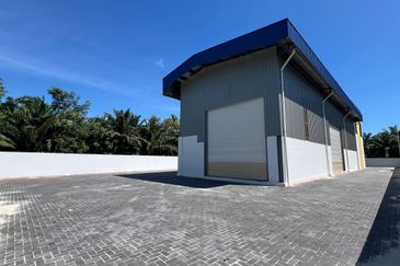 Detached Factory / Warehouse With ccc Parit Bakar Muar For Rent