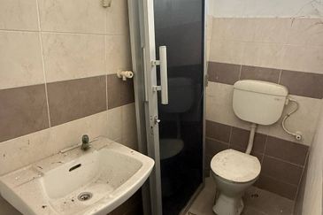 Shop Lot Ground Floor With Loft Facing Main Road Muar For Rent