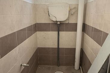 Shop Lot Ground Floor With Loft Facing Main Road Muar For Rent