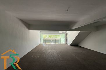 Shop Lot Ground Floor With Loft Facing Main Road Muar For Rent